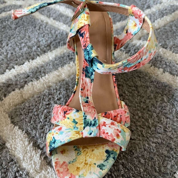 Size 8. - Picture 3 of 4